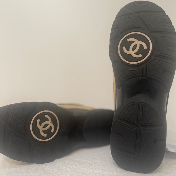 Chanel Gold 2019 Interlocking CC Logo - Picture 4 of 6